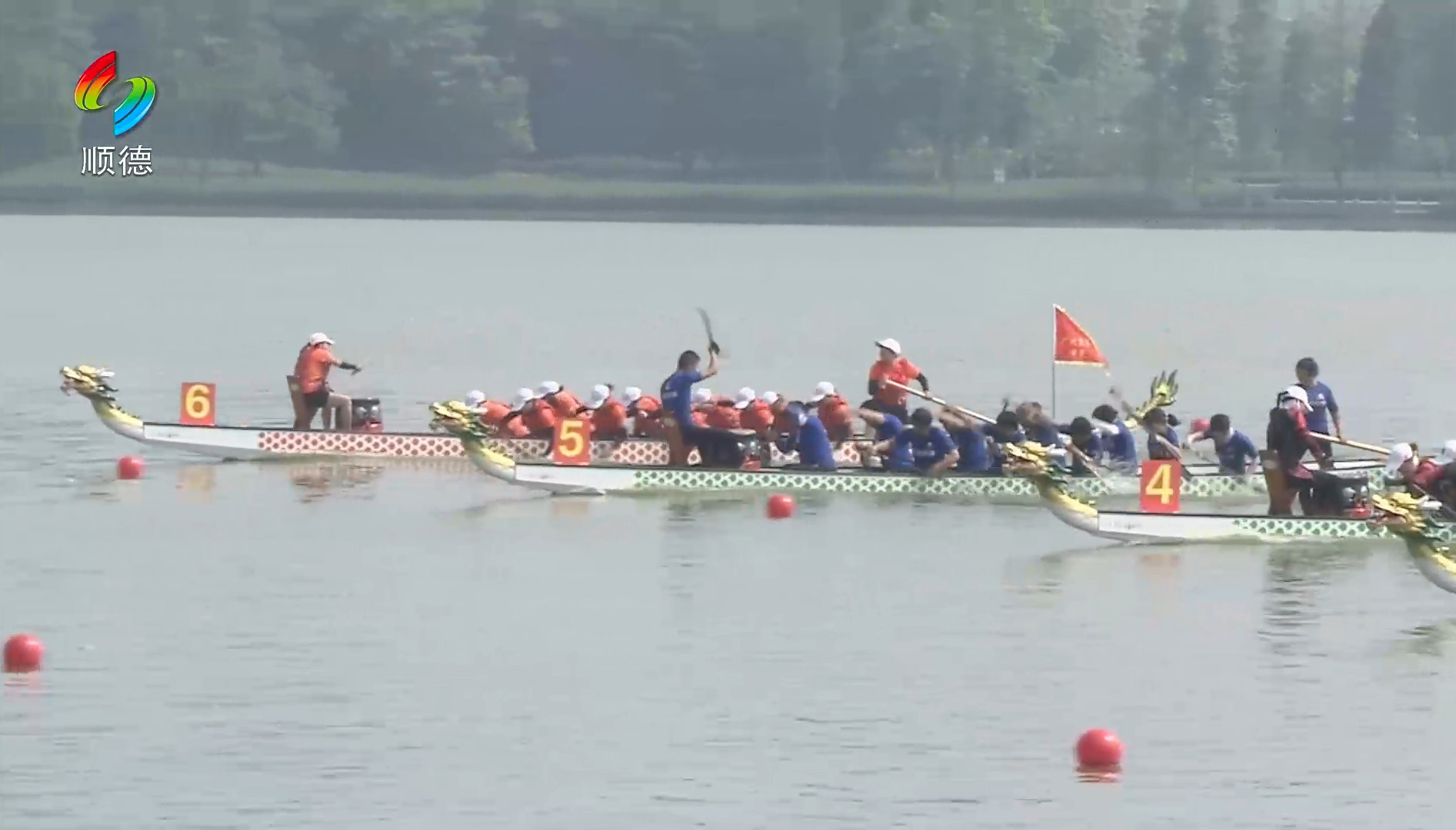 第五賽道的百川漆龍舟隊奮勇直前